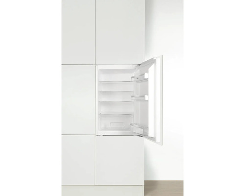 Integrierter Kühlschrank mit offener Tür in einer weißen Küchenzeile.