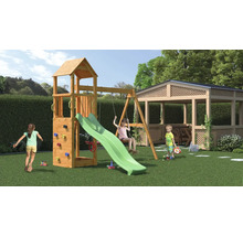 Kinderspielplatz mit Schaukel, Rutsche, Kletterwand und Spielhaus im Garten