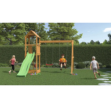 Spielplatz mit Rutsche und Schaukelgerüst im Garten mit Kindern.