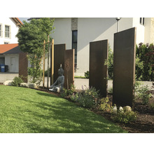 Garten mit Metall-Sichtschutzwänden und Buddha-Statue