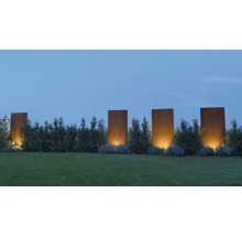 Garten mit Cortenstahlwänden und Beleuchtung