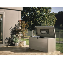 Geöffnete Aufbewahrungsbox auf einer Holzterrasse mit Pflanzen im Hintergrund