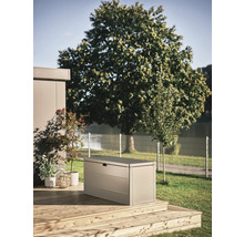 Gartenszene mit Aufbewahrungsbox aus Metall auf einer Holzterrasse