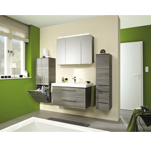 Badezimmer mit Waschtischunterschrank, Spiegelschrank und Hochschränken in Holzoptik