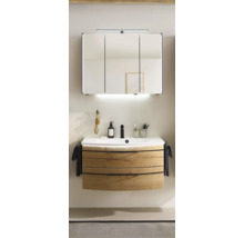 Badezimmer mit Waschtischunterschrank, Waschbecken und Spiegelschrank mit Beleuchtung