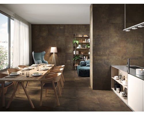 Helles Wohnzimmer mit Esstisch, Stühlen, Regalen und Bodenfliesen in Steinoptik