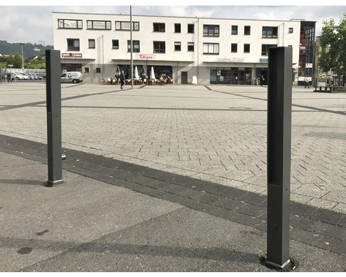 Platzgestaltung mit rechteckigen Metallpfosten