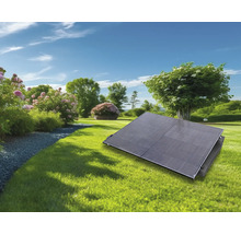 Solarpanel auf Rasenfläche in Gartenlandschaft