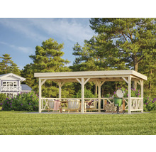 Helle Holzpergola mit Gartenmöbeln und Grill im Garten
