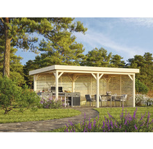 Freistehender Grillpavillon aus Holz mit Grill, Tisch und Stühlen in einem Garten.
