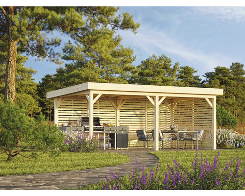 Freistehender Grillpavillon aus Holz mit Grill, Tisch und Stühlen in einem Garten.