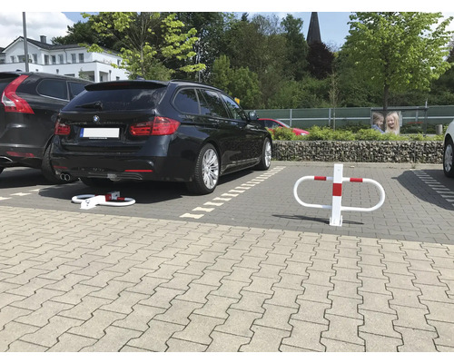 Geparkte Autos auf einem Parkplatz mit Parkplatzsperre