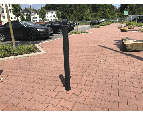 Metallpfosten zur Wegbegrenzung auf einem Pflasterweg