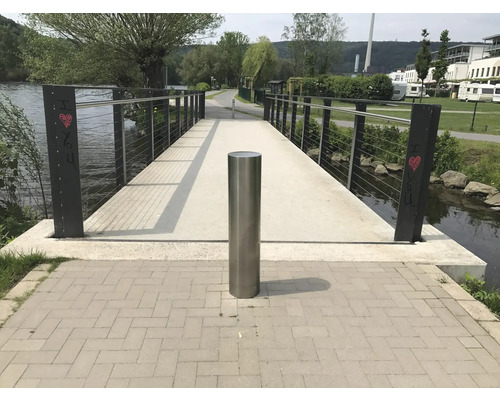 Fußgängerbrücke mit Geländer über einen Fluss