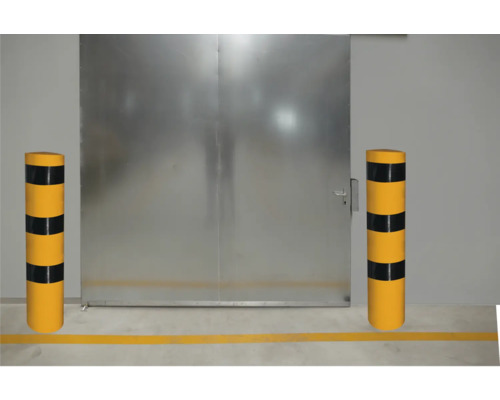 Szene mit einer Metalltür und zwei Anfahrschutzeinrichtungen.