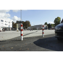 Platz mit rot-weiß gestreiften Verkehrspfosten