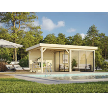 Holz Gartenhaus mit Grill, Pool und Liegestühlen in einem hellen Garten.