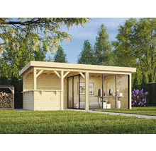 Modernes Gartenhaus mit Glasfront und Holzveranda auf einer Rasenfläche.