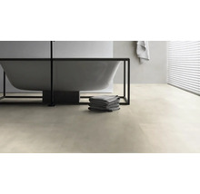 Badezimmer mit Badewanne und Bodenfliesen