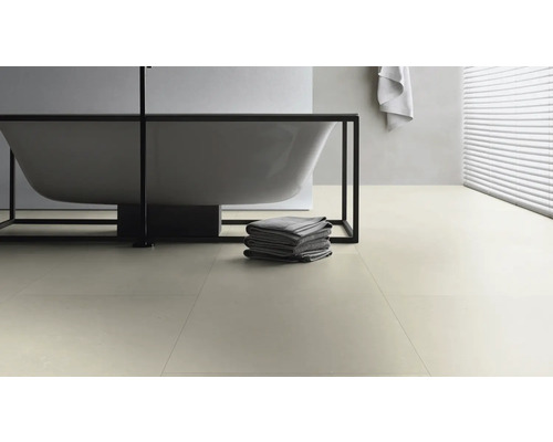 Helles Badezimmer mit Badewanne, Handtüchern und Fliesen