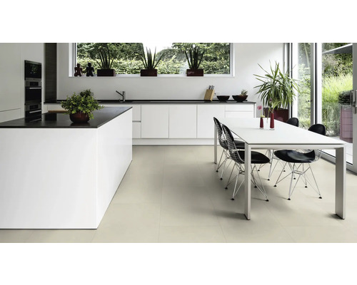 Helle Küche mit Kücheninsel, Esstisch und Stühlen.