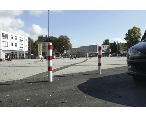 Szene mit rot-weiß gestreiften Verkehrspfosten auf einem öffentlichen Platz