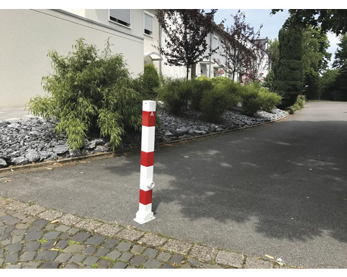 Pfosten zur Verkehrsberuhigung mit rot-weißer Markierung entlang einer Straße.