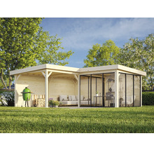 Holz Gartenhaus mit Grill, Brennholz und Sitzgelegenheiten im Garten
