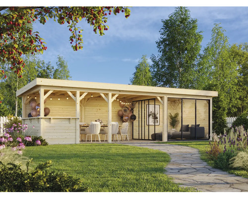 Holzpavillon mit Sitzbereich und Glaswand im Garten