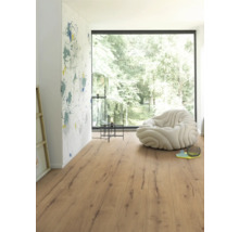 Heller Raum mit Laminatboden, Sessel und Fenster