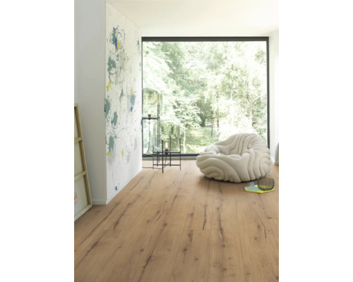 Heller Raum mit Laminatboden, Sessel und Fenster
