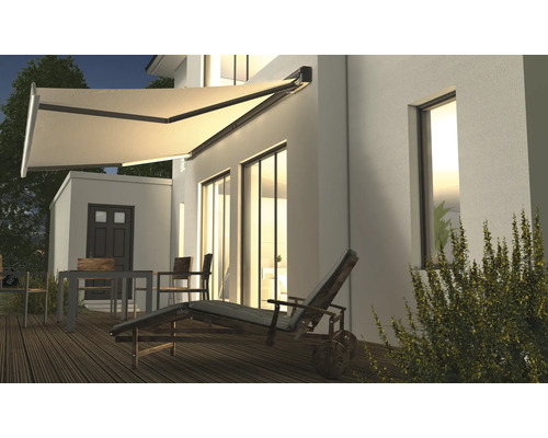 Terrasse mit Markise, Tisch, Stühlen und Liegestuhl vor einem Haus.