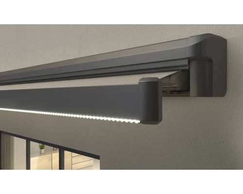 Auf einer Wand montierte Markise mit LED-Beleuchtung.