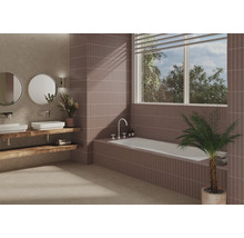 Modernes Badezimmer mit Waschtischen auf Holzbalken und Badewanne unter einem Fenster