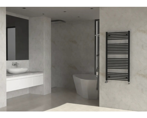 Modernes Badezimmer mit Waschbecken, Spiegel, Badewanne und schwarzem Handtuchwärmer.