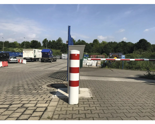 Parkplatz mit Schranke und rot-weiß gestreiftem Pfosten