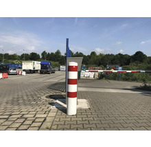 Einfahrt mit Schranke und rot-weiß gestreiftem Pfosten