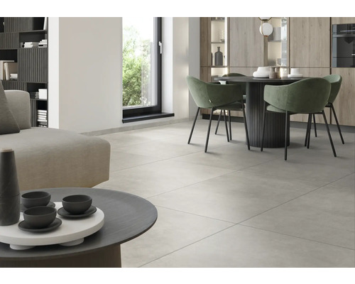 Heller Wohnraum mit Fliesenboden, Esstisch und Sofa