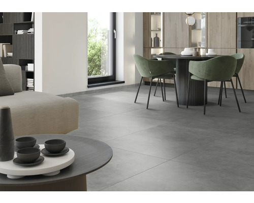 Heller Wohnraum mit Fliesenboden, Esstisch und Sitzgelegenheit