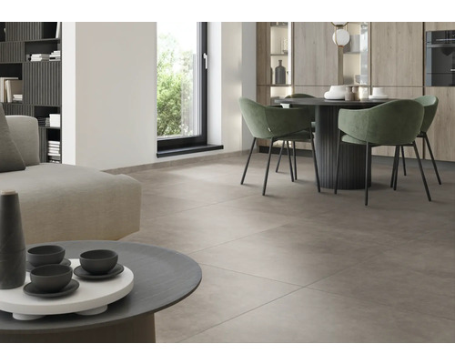 Wohnraum mit Fliesenboden, Esstisch und Sofa