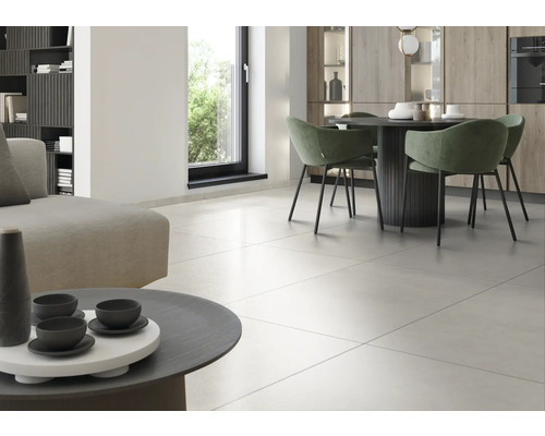 Heller Wohnraum mit Fliesenboden, Esstisch und Sofa