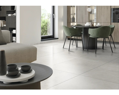 Heller Wohnraum mit Fliesenboden, Esstisch und Sitzgelegenheit.