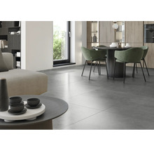 Helles Wohnzimmer mit Fliesenboden, Esstisch und Sofa
