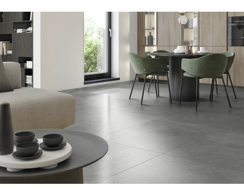 Helles Wohnzimmer mit Fliesenboden, Esstisch und Sofa