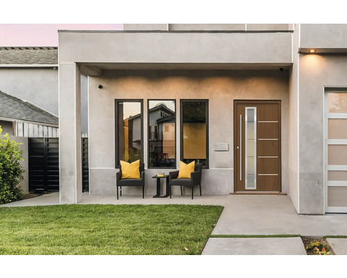 Moderne Hausfassade mit Haustür, Fenstern und Sitzgelegenheit