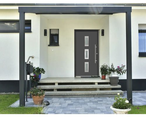 Eingangsbereich eines Hauses mit Haustür unter einem Vordach