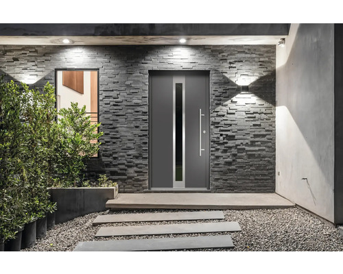 Eingangsbereich mit Haustür, Fenster und Steinmauerwerk