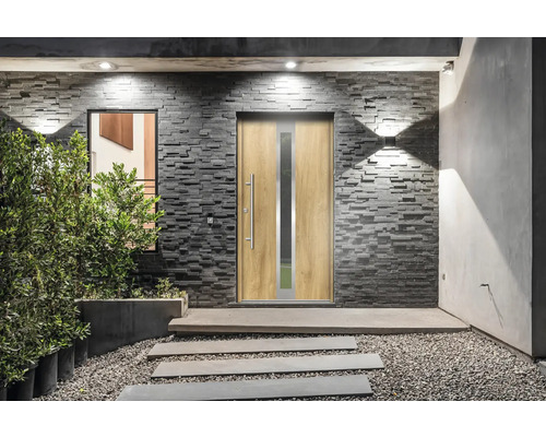 Außenansicht eines Hauses mit Haustür mit Glaseinsatz und Außenbeleuchtung