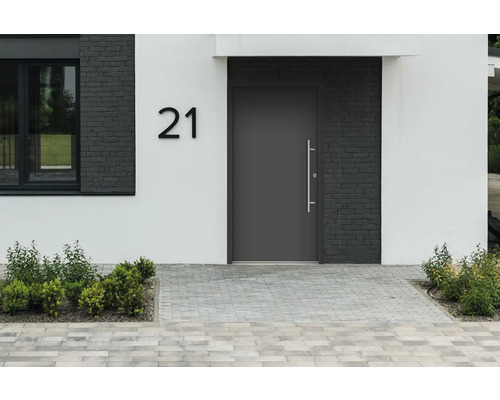 Fassade eines Hauses mit Haustür, Hausnummer 21 und Pflastersteinen