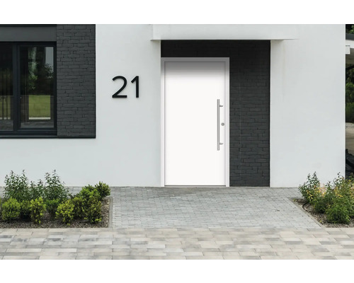 Hausfassade mit Haustür, Hausnummer 21 und Pflasterweg